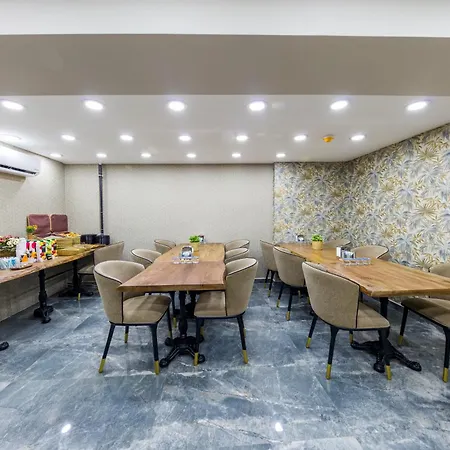 Hotel Golden Bazaar 3*